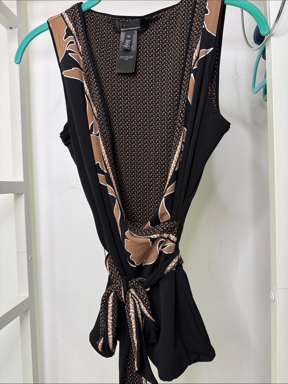 White House Black Market NWOT Sleeveless Wrap Top XS Black Tan Medallion Print
